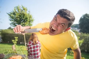 O que acontece se uma pessoa comer apenas carne? ( Imagem: Freepik)