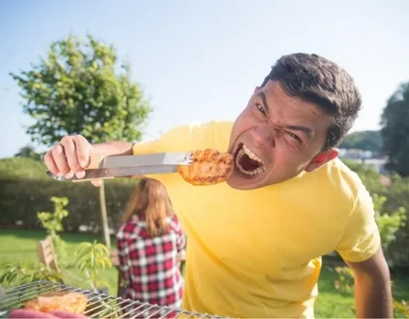 O que acontece se uma pessoa comer apenas carne? ( Imagem: Freepik)