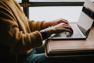 Teclas F e J: por que elas têm traços embaixo?