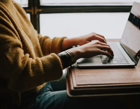 Teclas F e J: por que elas têm traços embaixo?