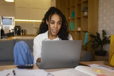MULHER ESTUDANDO NO NOTEBOOK