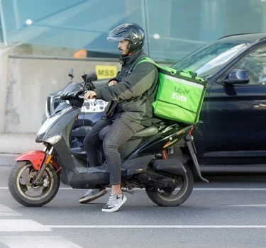 Trabalhar com apps de delivery vale a pena? Custos e benefícios